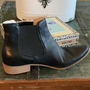 BATA Italian black leather ankle boots beautiful practical worn 2x 100% leather